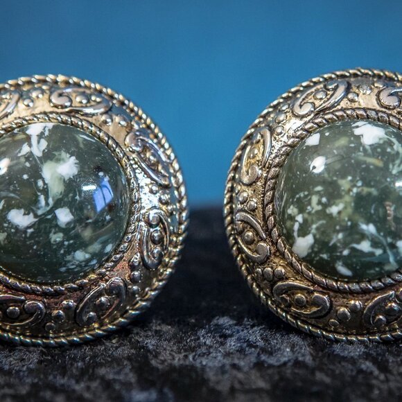 VINTAGE Gold Tone Clip On Dome Earrings GREEN/WHITE Marble - Picture 7 of 8